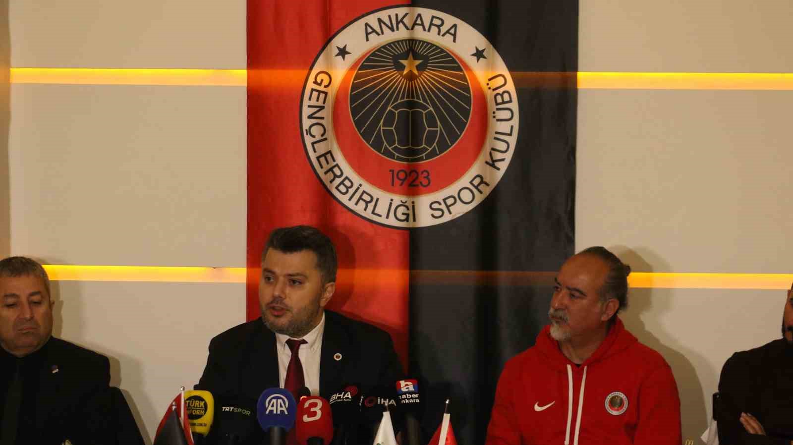 Gençlerbirliği Basın Sözcüsü Şanal: "Onyekuru takımda kalacak"
Gençlerbirliği Basın Sözcüsü Şanal: "Onyekuru takımda kalacak"