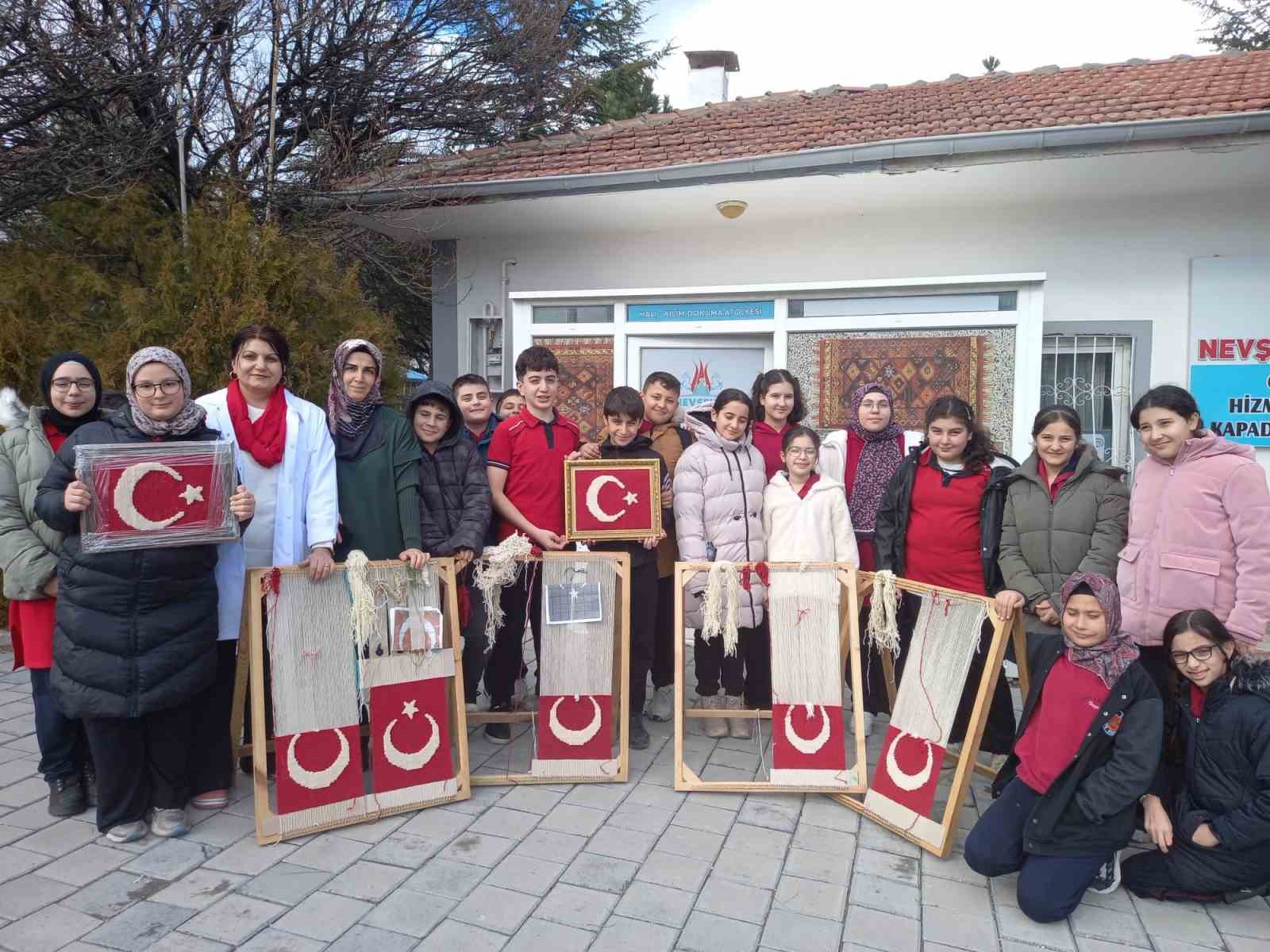 Gençlerden Türk Bayrağı’na ’Türk Düğümü’ ile ilmek
