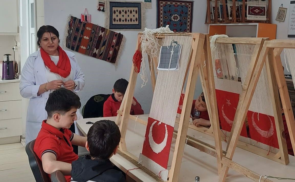 Gençlerden Türk Bayrağı’na ’Türk Düğümü’ ile ilmek
