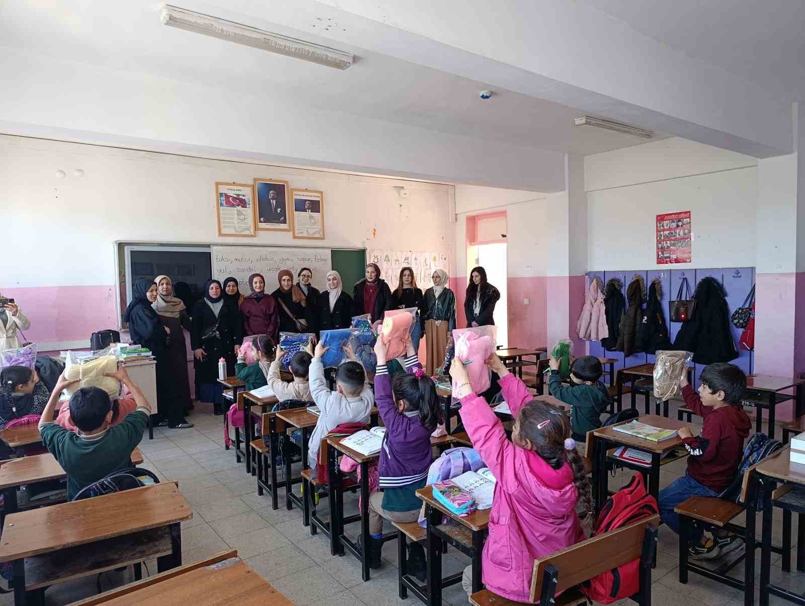 Gençlerin el emeğiyle hazırladığı hediyeler, minik yürekleri ısıttı
