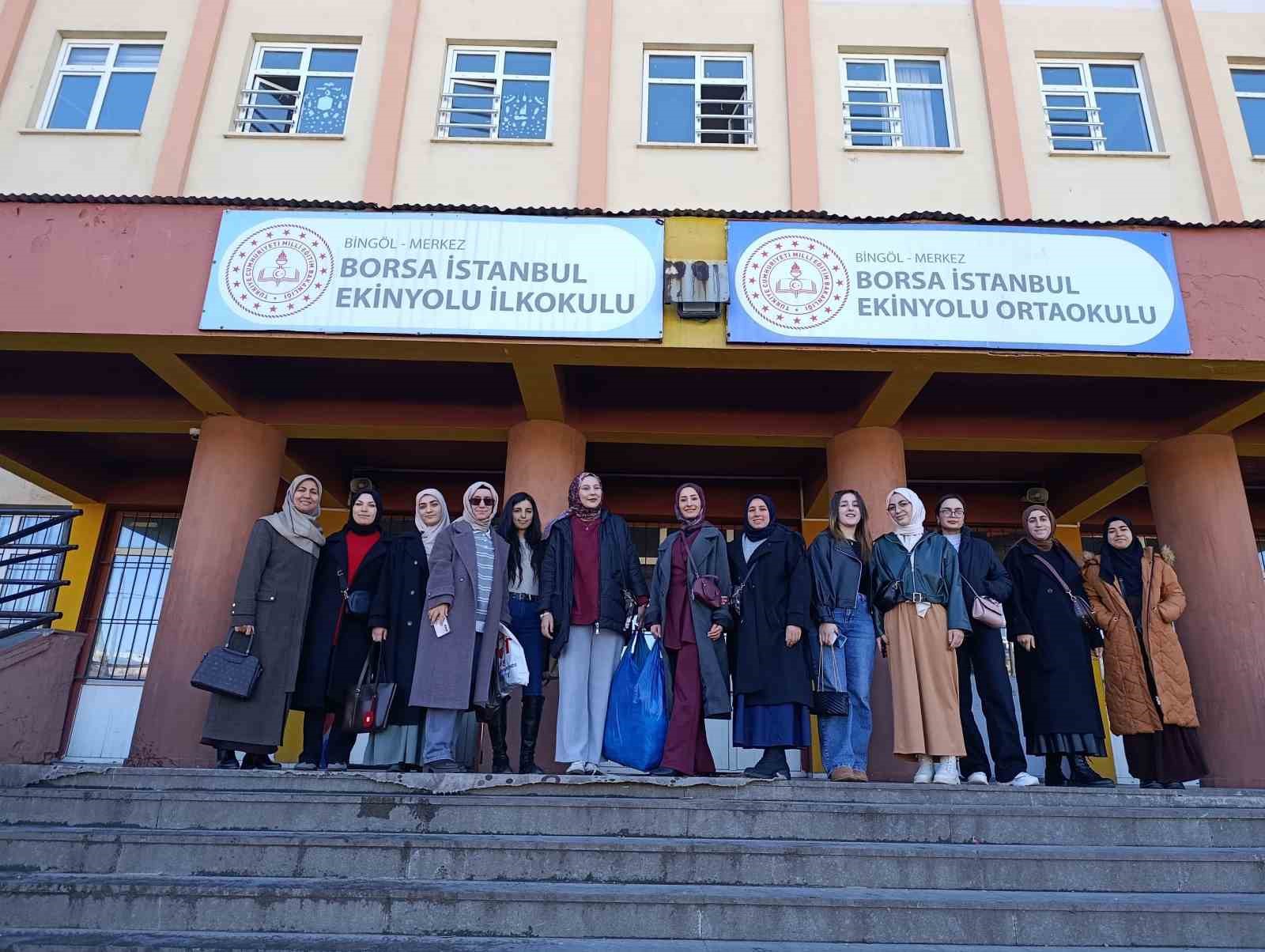 Gençlerin el emeğiyle hazırladığı hediyeler, minik yürekleri ısıttı
