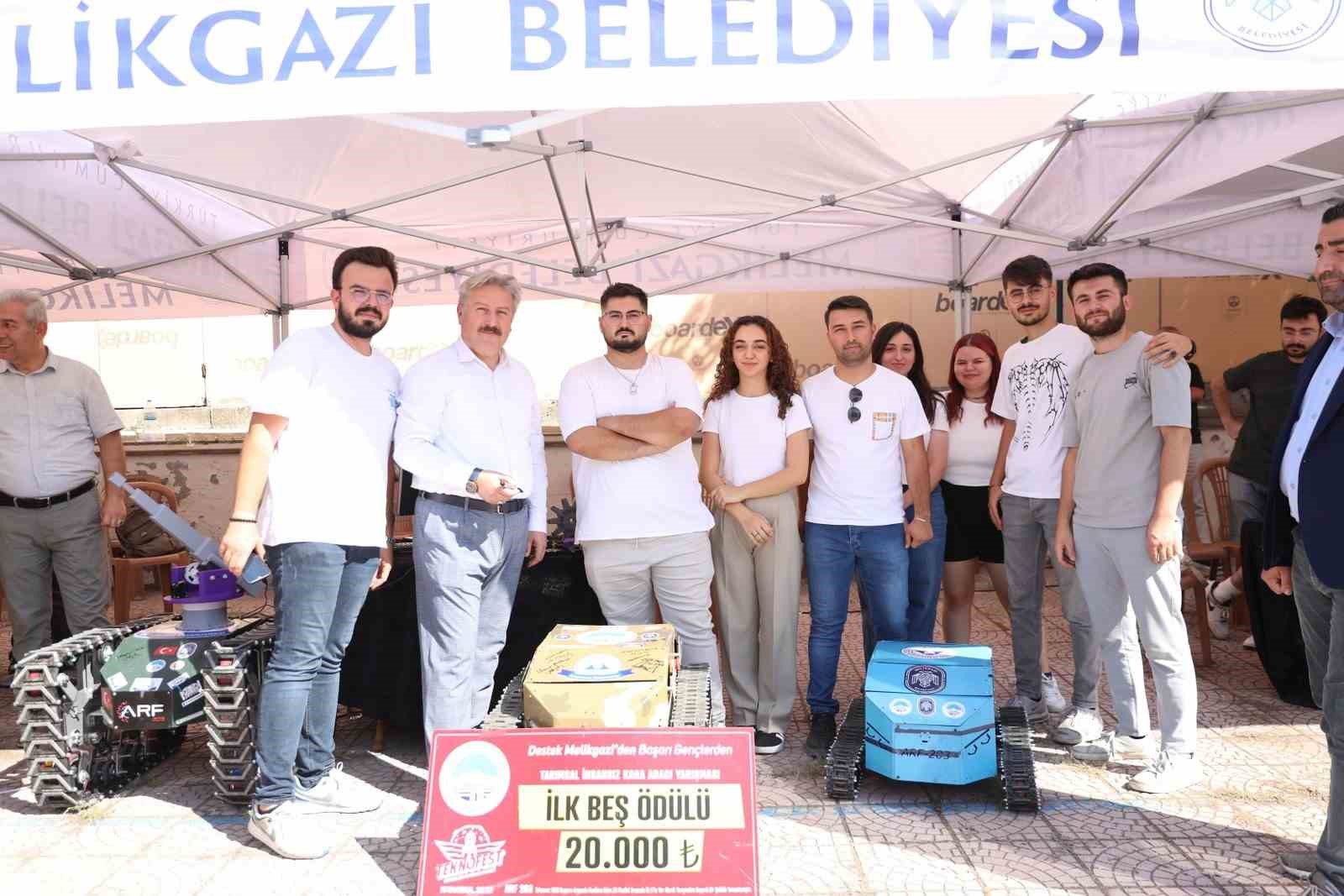 Gençlerin geleceği Melikgazi’nin destekleriyle yükseliyor
Gençlerin geleceği Melikgazi’nin destekleriyle yükseliyor