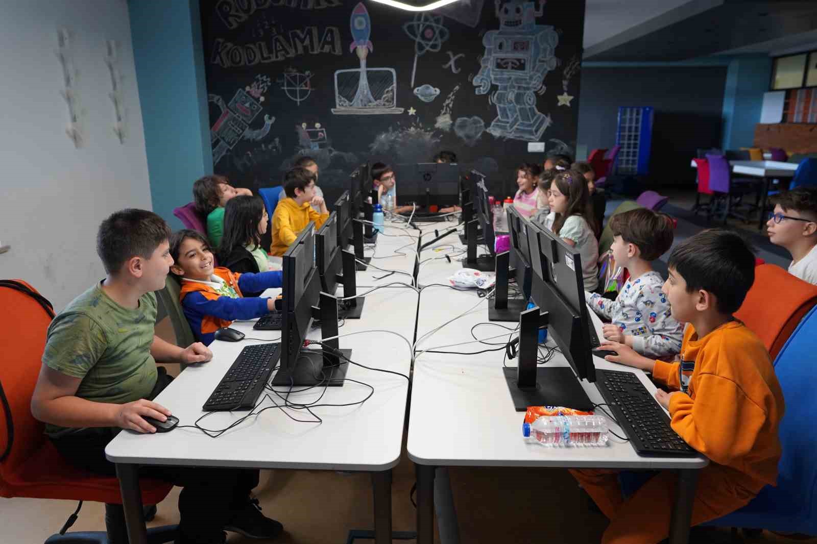 Gençlerin geleceği Melikgazi’nin destekleriyle yükseliyor
Gençlerin geleceği Melikgazi’nin destekleriyle yükseliyor