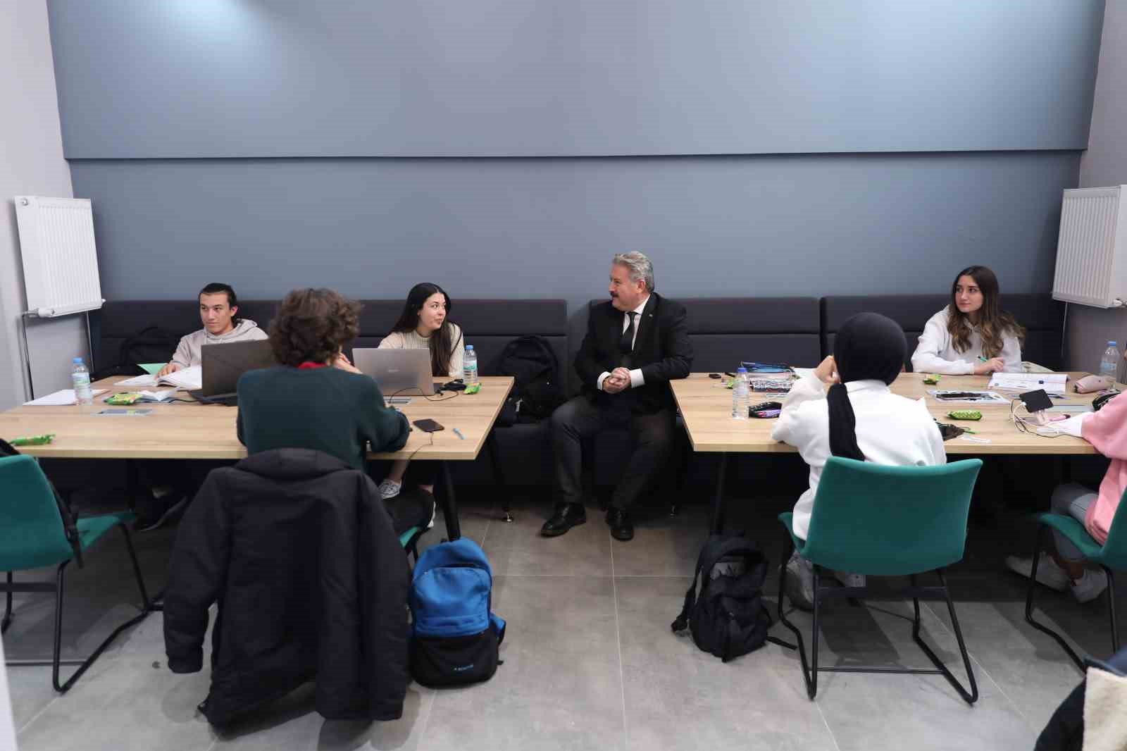 Gençlerin geleceği Melikgazi’nin destekleriyle yükseliyor
Gençlerin geleceği Melikgazi’nin destekleriyle yükseliyor