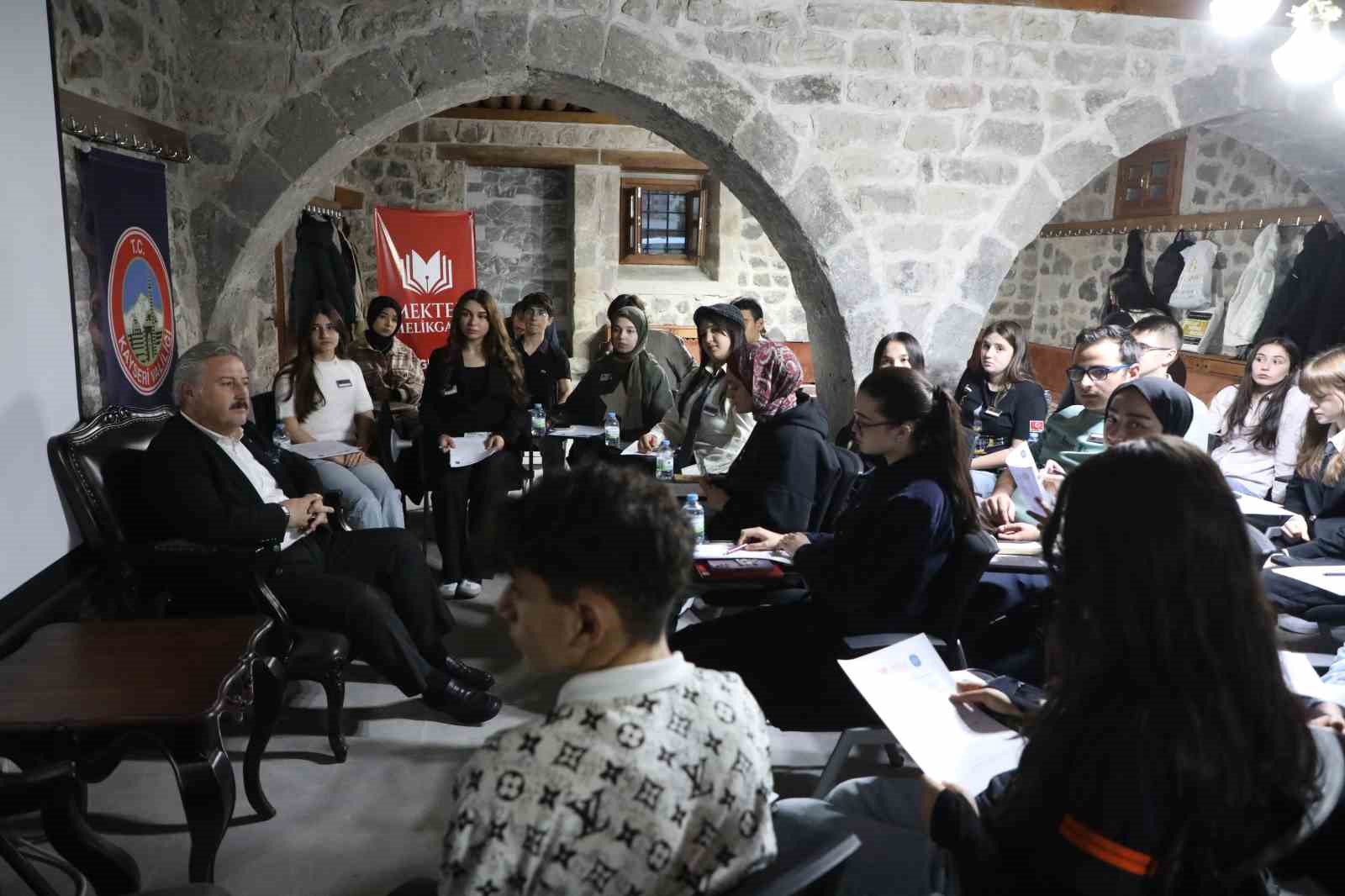 Gençlerin geleceği Melikgazi’nin destekleriyle yükseliyor
Gençlerin geleceği Melikgazi’nin destekleriyle yükseliyor