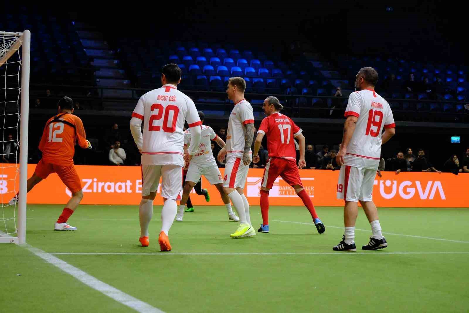 GençLig 2026 lansmanında ünlü isimlerin katılımıyla gösteri maçı düzenlendi
GençLig 2026 lansmanında ünlü isimlerin katılımıyla gösteri maçı düzenlendi