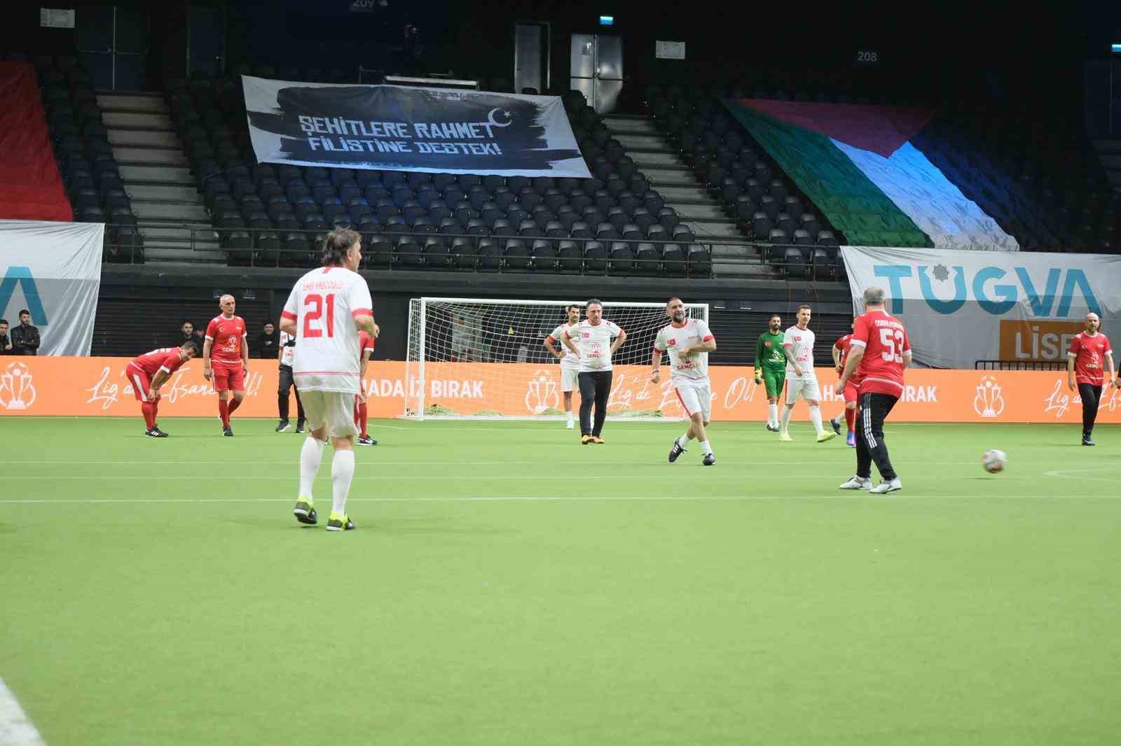 GençLig 2026 lansmanında ünlü isimlerin katılımıyla gösteri maçı düzenlendi
GençLig 2026 lansmanında ünlü isimlerin katılımıyla gösteri maçı düzenlendi