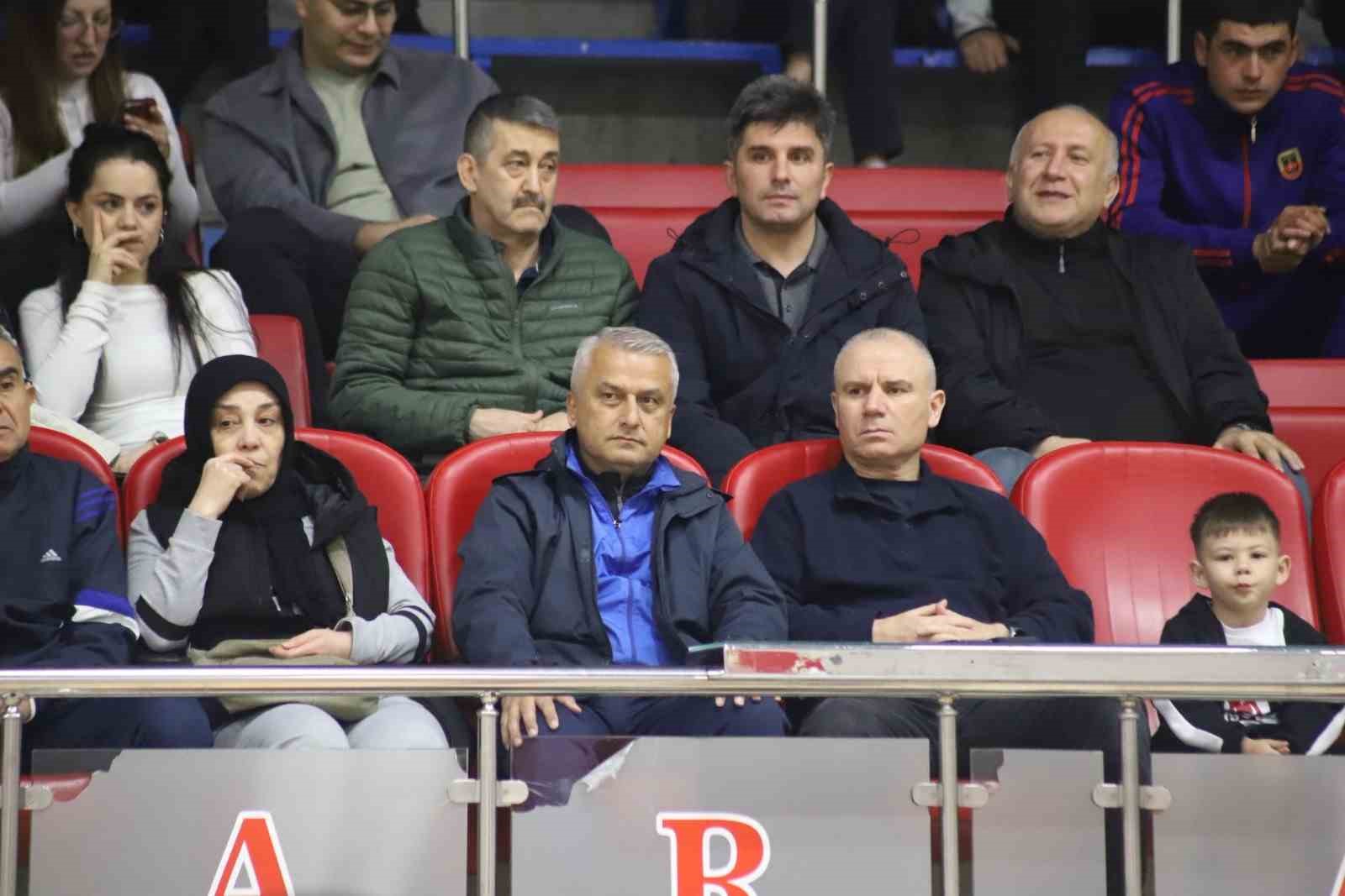 Gençlik Haftası kapsamında kurumlar arası voleybol turnuvası başladı
