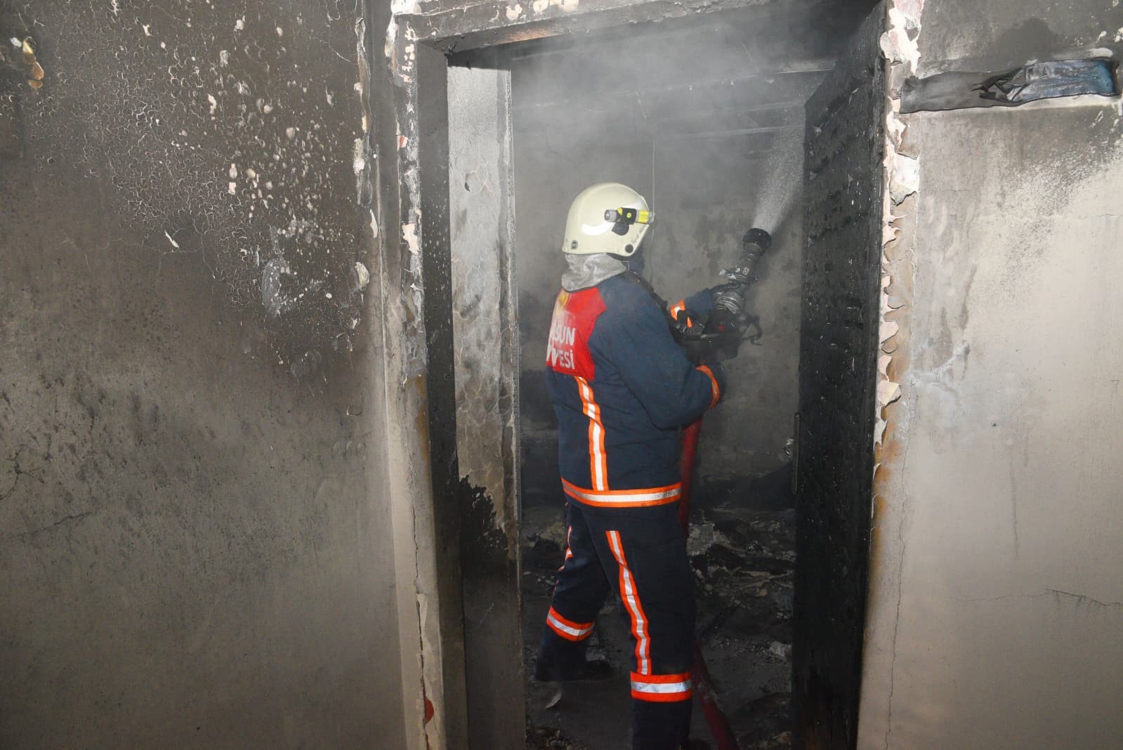 Gençlik merkezi çıkan yangında kullanılamaz hale geldi
