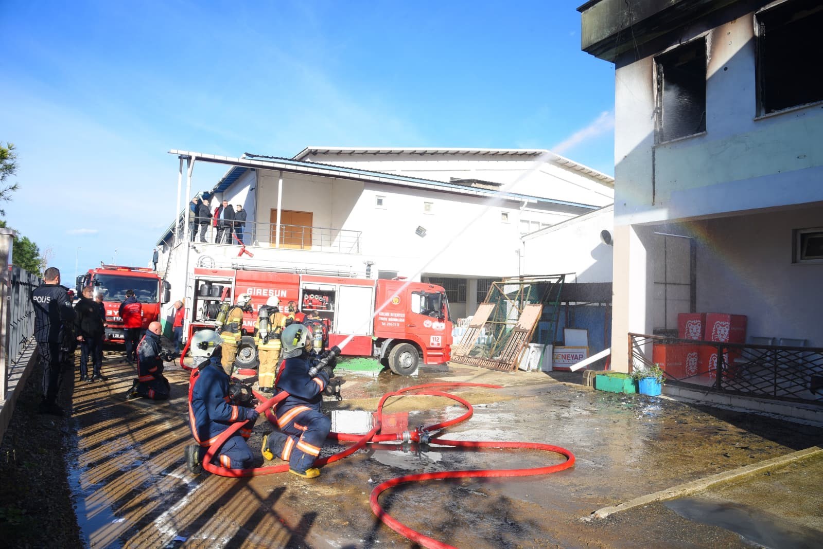 Gençlik merkezi çıkan yangında kullanılamaz hale geldi
