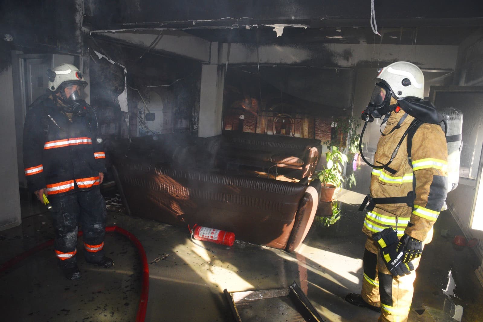 Gençlik merkezi çıkan yangında kullanılamaz hale geldi
