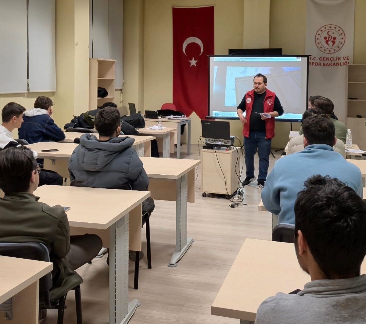 Gençlik ve Spor Bakanlığı’nın gençlik projeleri Menteşe’de öğrencilere anlatıldı
