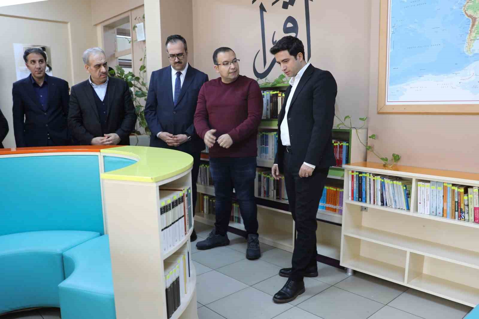 Genç’te öğrenciler için modern ve donanımlı kütüphane hizmete açıldı
Genç’te öğrenciler için modern ve donanımlı kütüphane hizmete açıldı