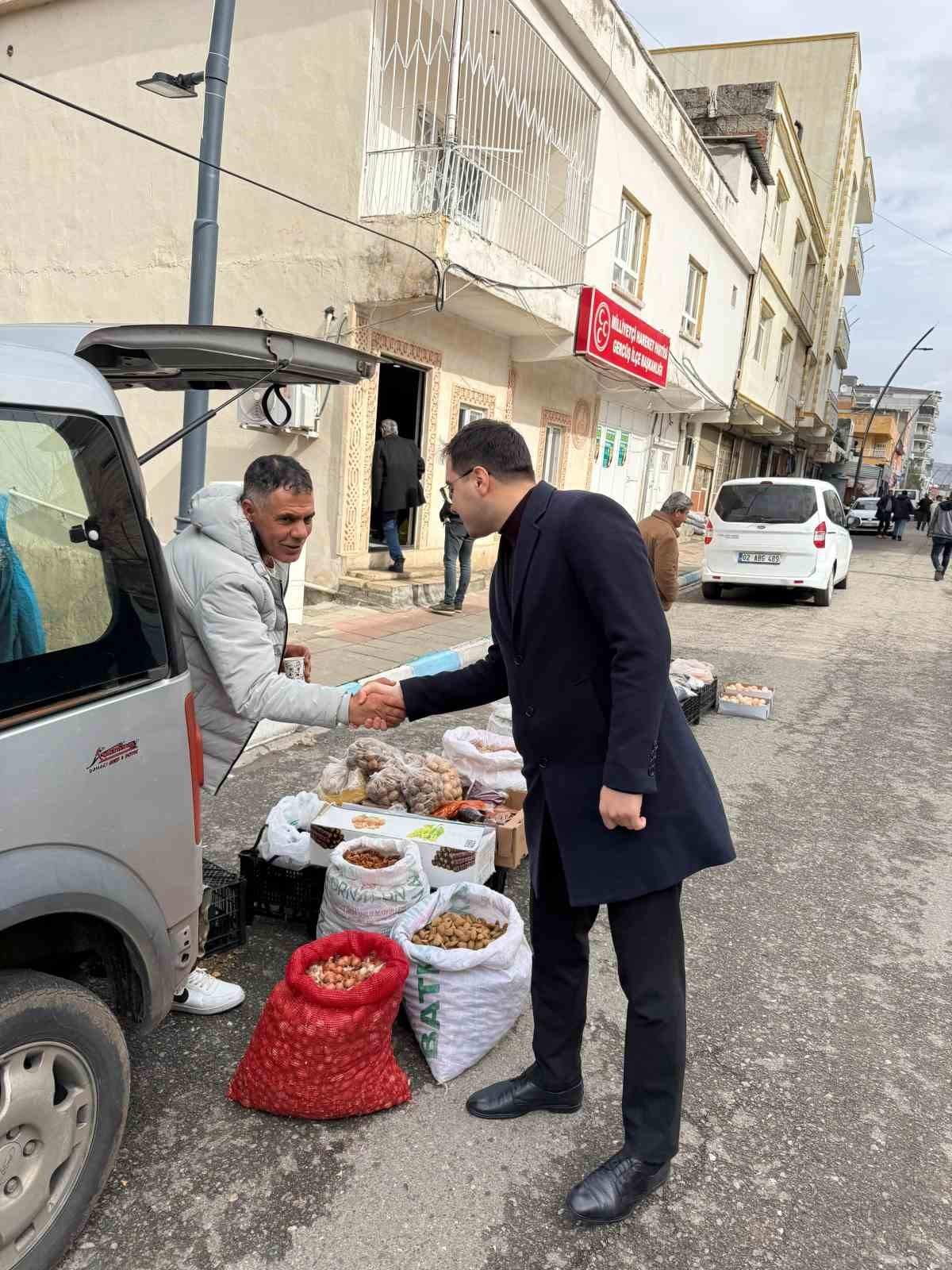 Gercüş Kaymakamı Öztaş, pazar esnafı bile bir araya geldi
