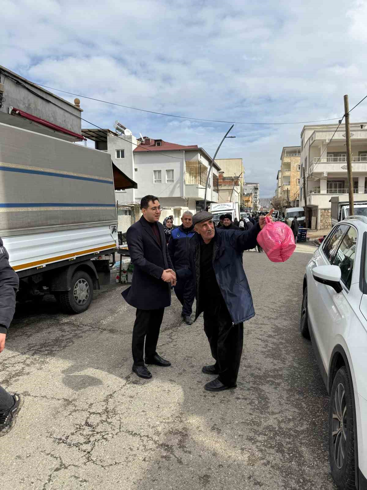 Gercüş Kaymakamı Öztaş, pazar esnafı bile bir araya geldi
