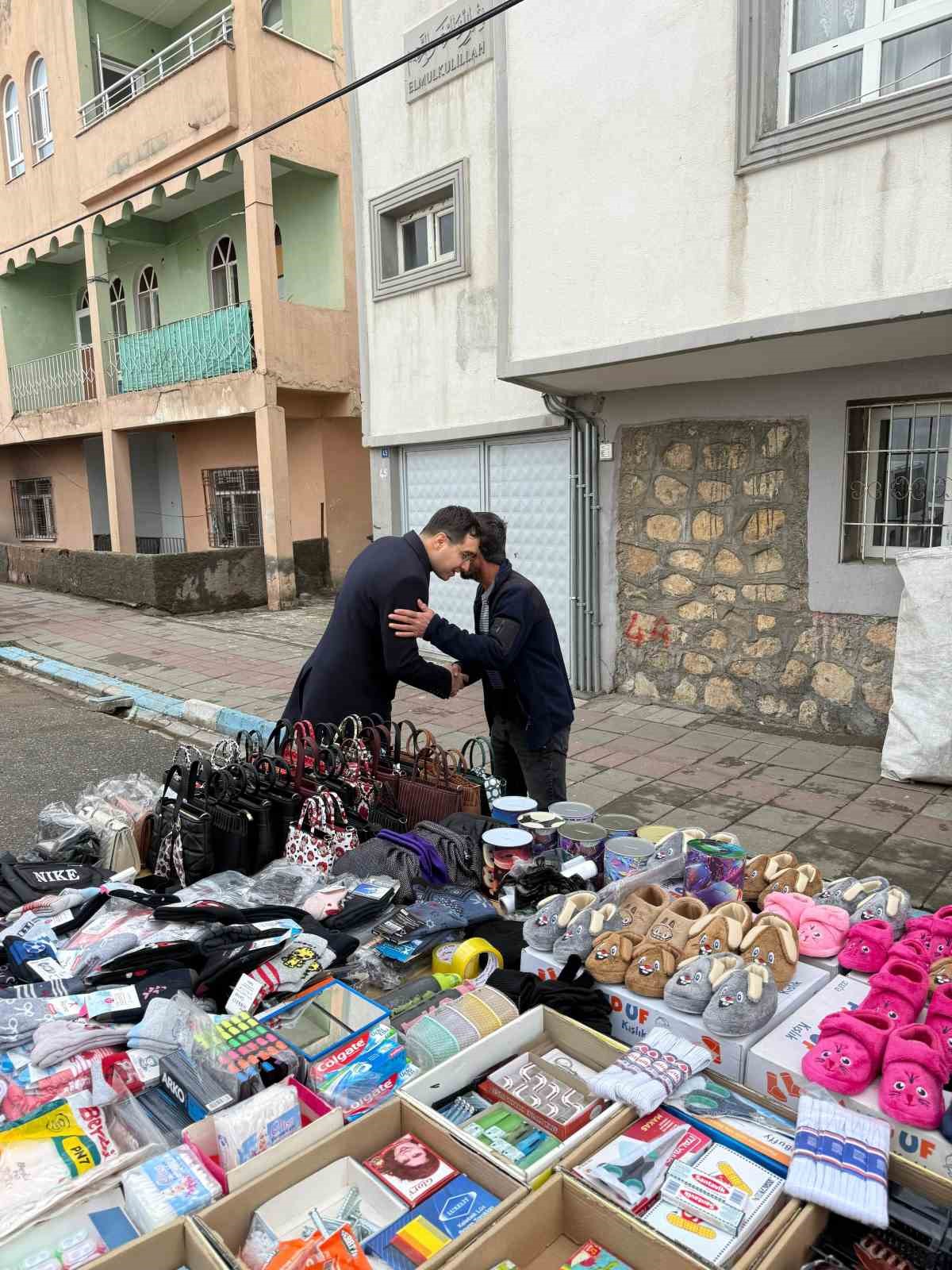 Gercüş Kaymakamı Öztaş, pazar esnafı bile bir araya geldi
