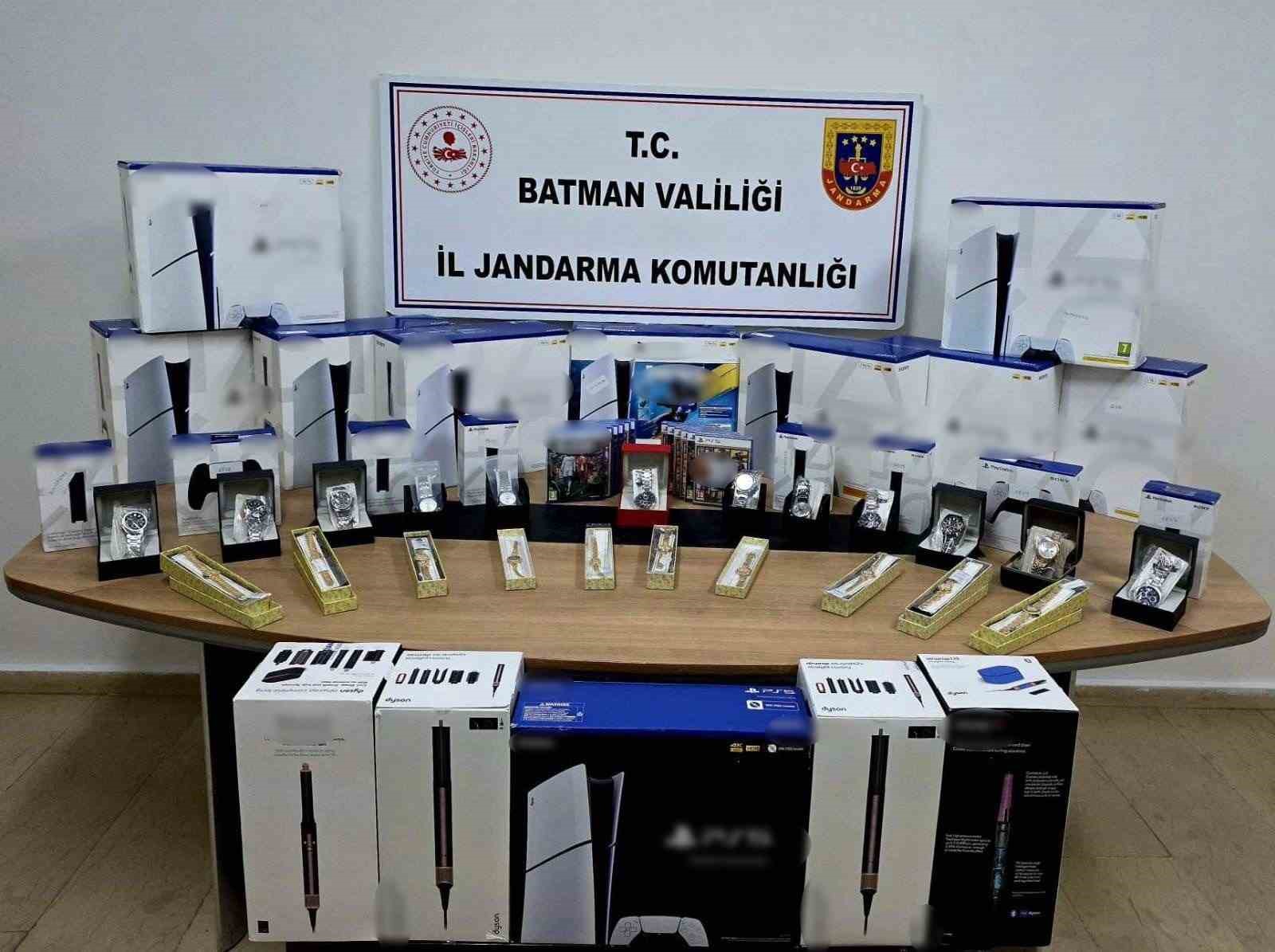 Gercüş ve Hasankeyf’te kaçakçılıkla mücadele: Silah ve kaçak malzeme ele geçirildi
