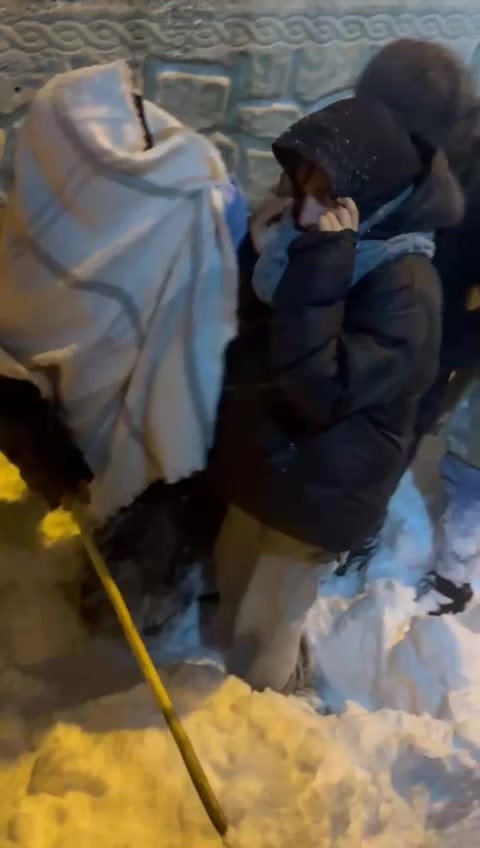 Gercüş’te araçlarıyla yolda mahsur kalan 10 işçi kurtarıldı
