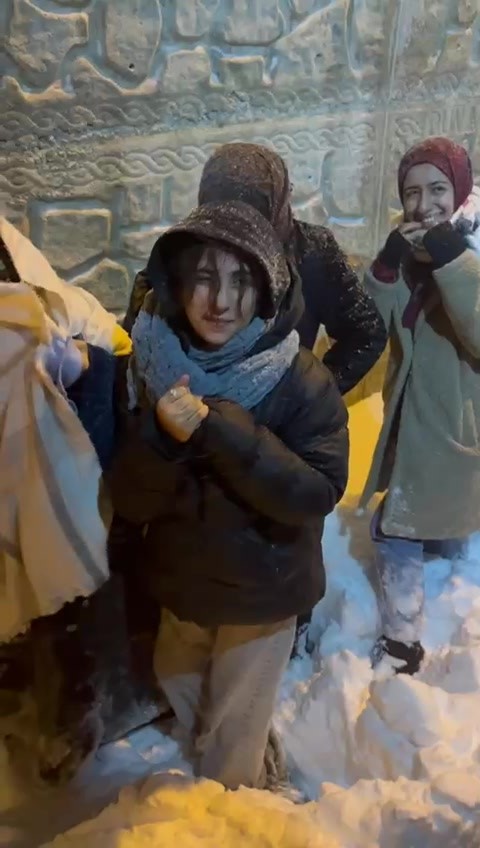 Gercüş’te araçlarıyla yolda mahsur kalan 10 işçi kurtarıldı
