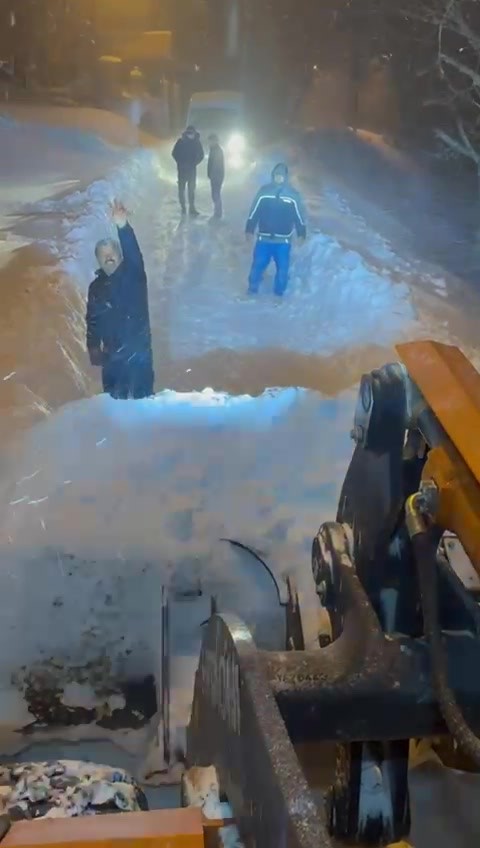 Gercüş’te araçlarıyla yolda mahsur kalan 10 işçi kurtarıldı
