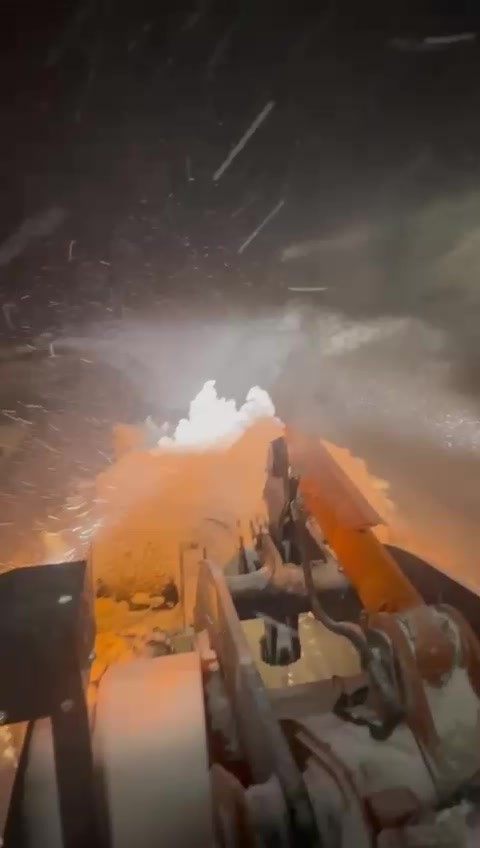 Gercüş’te araçlarıyla yolda mahsur kalan 10 işçi kurtarıldı
