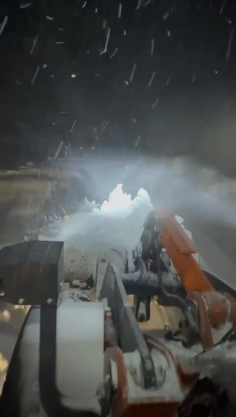 Gercüş’te araçlarıyla yolda mahsur kalan 10 işçi kurtarıldı
