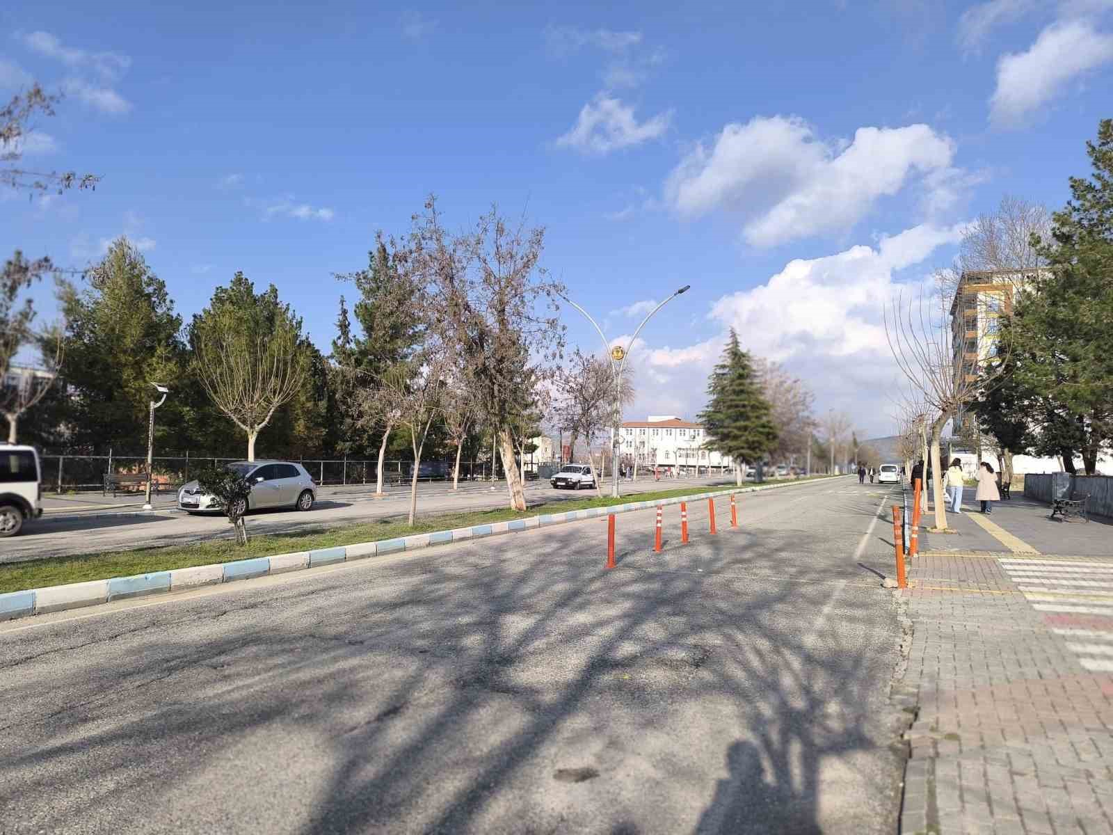 Gercüş’te bulvar işgali: Kaldırılmayan eğitim dubaları trafiği esir aldı
Gercüş’te bulvar işgali: Kaldırılmayan eğitim dubaları trafiği esir aldı