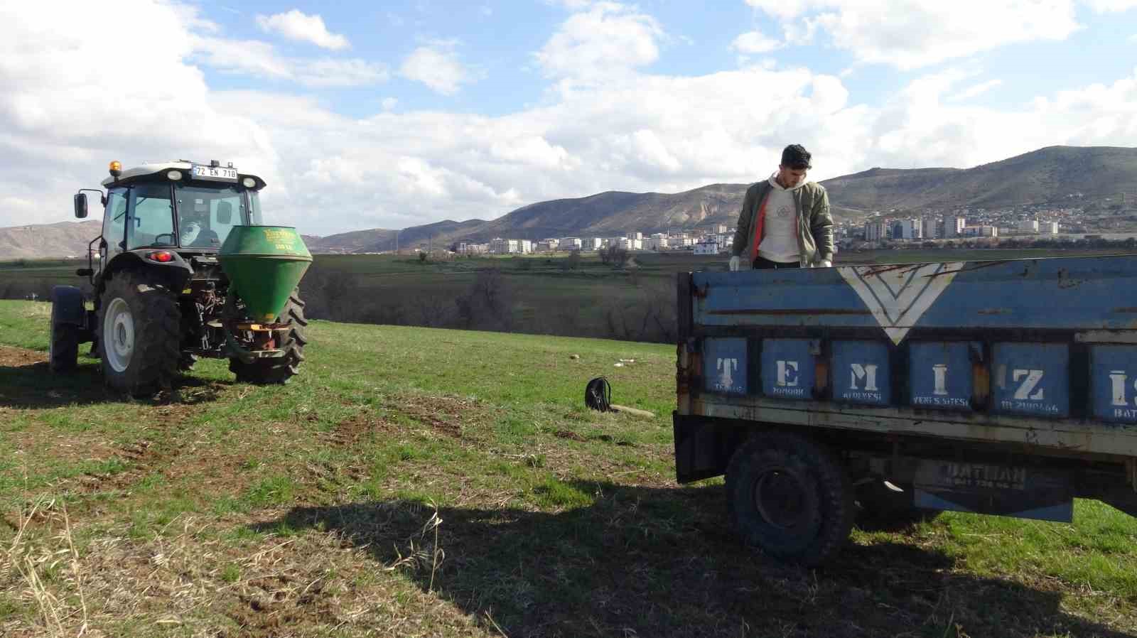 Gercüş’te çiftçilerin bahar mesaisi başladı: Tarlalar gübreyle buluşuyor
