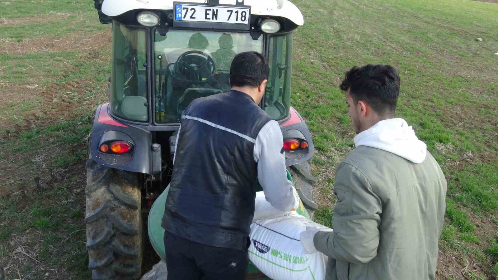 Gercüş’te çiftçilerin bahar mesaisi başladı: Tarlalar gübreyle buluşuyor

