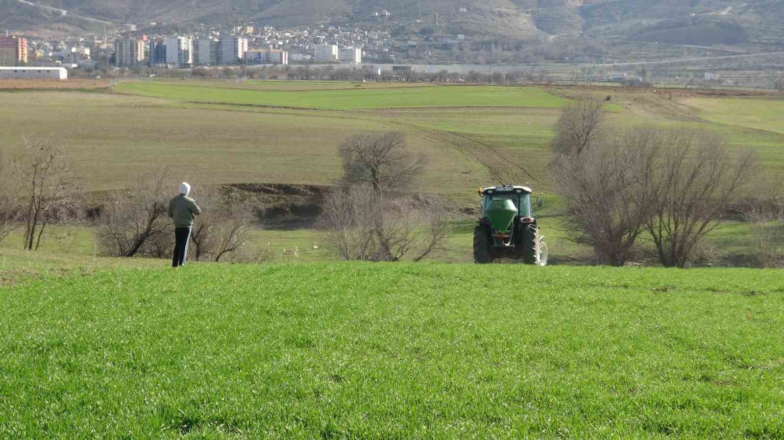 Gercüş’te çiftçilerin bahar mesaisi başladı: Tarlalar gübreyle buluşuyor

