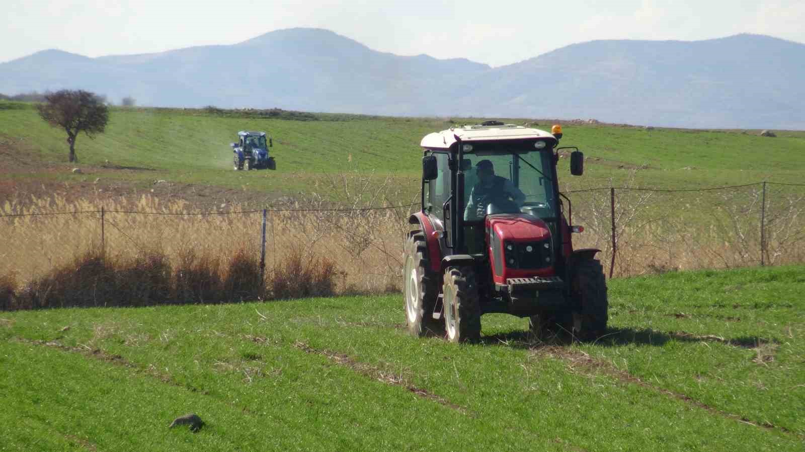 Gercüş’te çiftçilerin bahar mesaisi başladı: Tarlalar gübreyle buluşuyor
