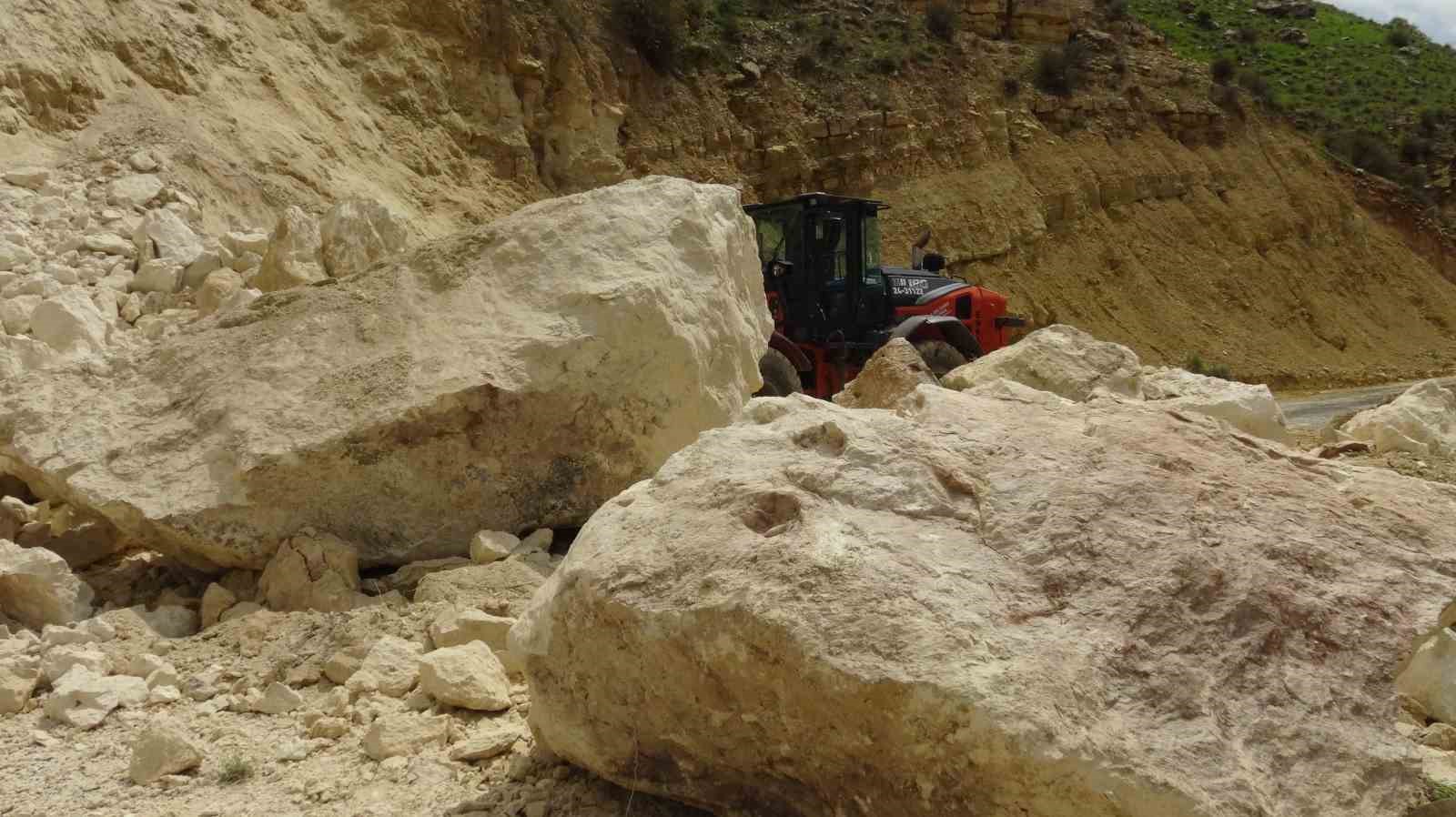 Gercüş’te dev kayalar yolu kapattı
