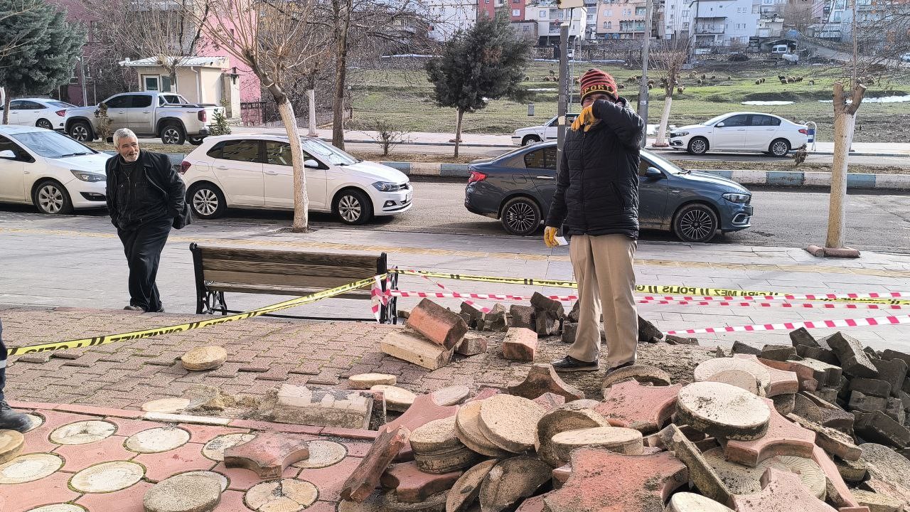 Gercüş’te facianın eşiğinden dönüldü: 12 katlı binanın merdiveni çöktü
