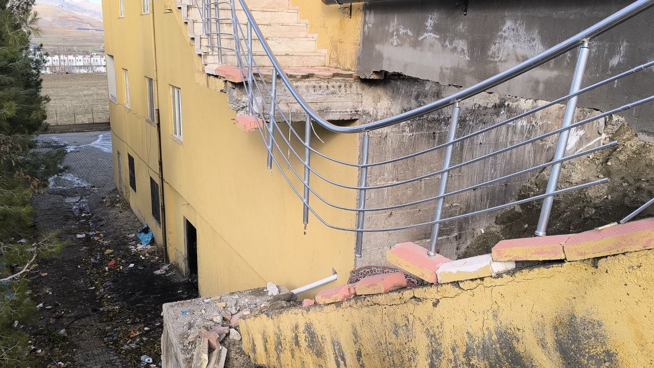 Gercüş’te facianın eşiğinden dönüldü: 12 katlı binanın merdiveni çöktü
