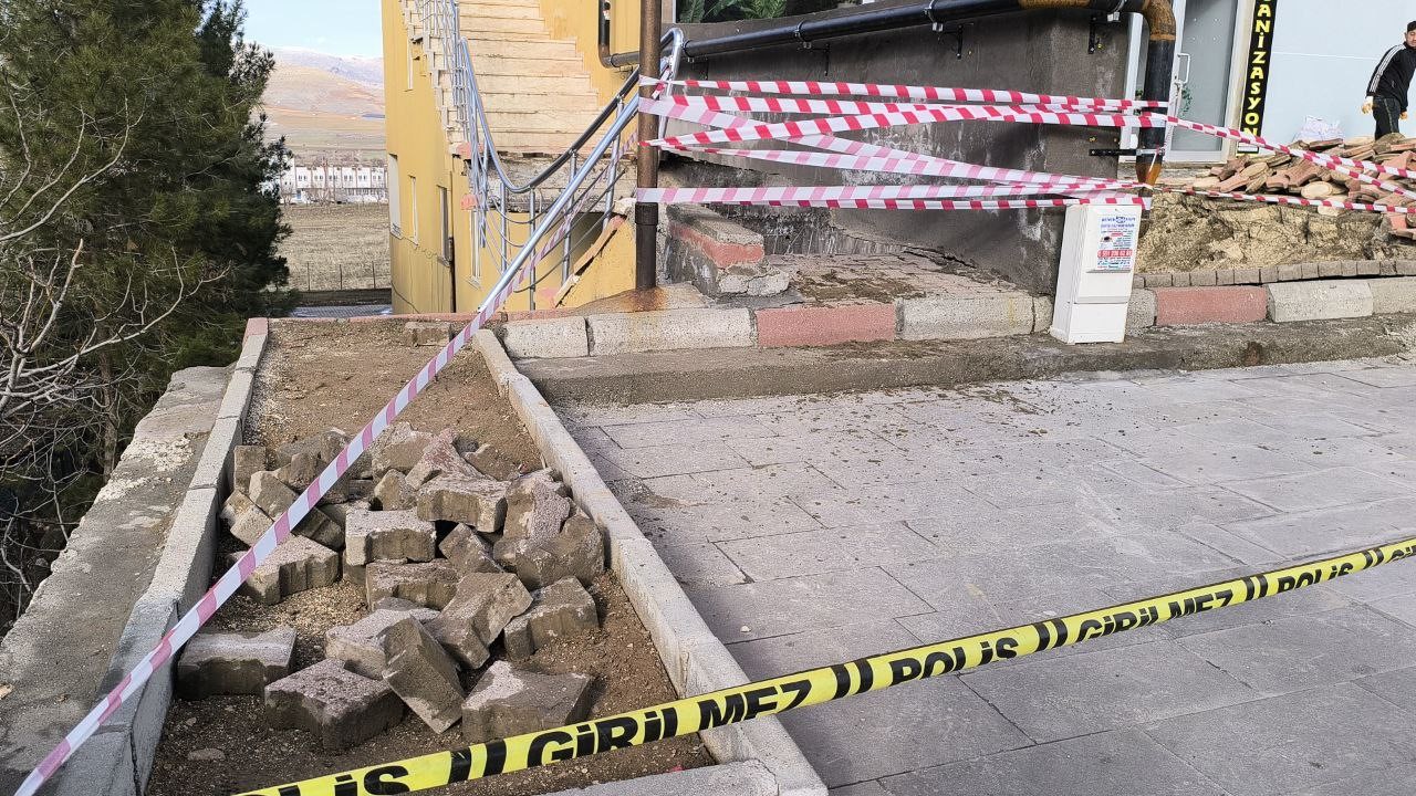 Gercüş’te facianın eşiğinden dönüldü: 12 katlı binanın merdiveni çöktü
