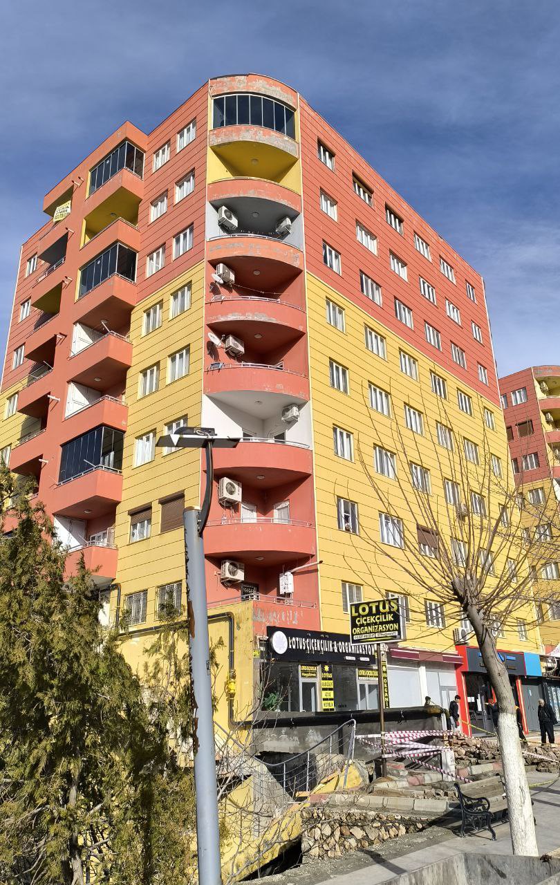 Gercüş’te facianın eşiğinden dönüldü: 12 katlı binanın merdiveni çöktü
