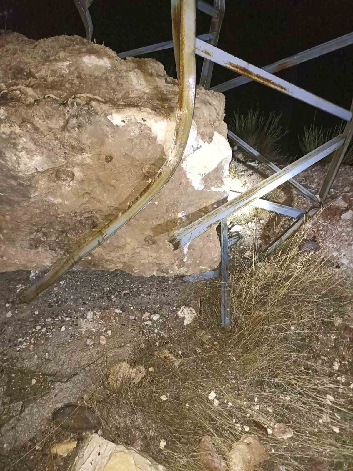 Gercüş’te facianın eşiğinden dönüldü: Dev kaya elektrik direğine çarparak durabildi
