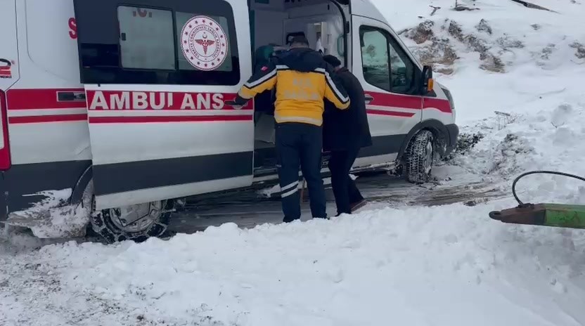 Gercüş’te hasta vatandaş, ambulans ve mahsur kalan araçlar kurtarıldı
