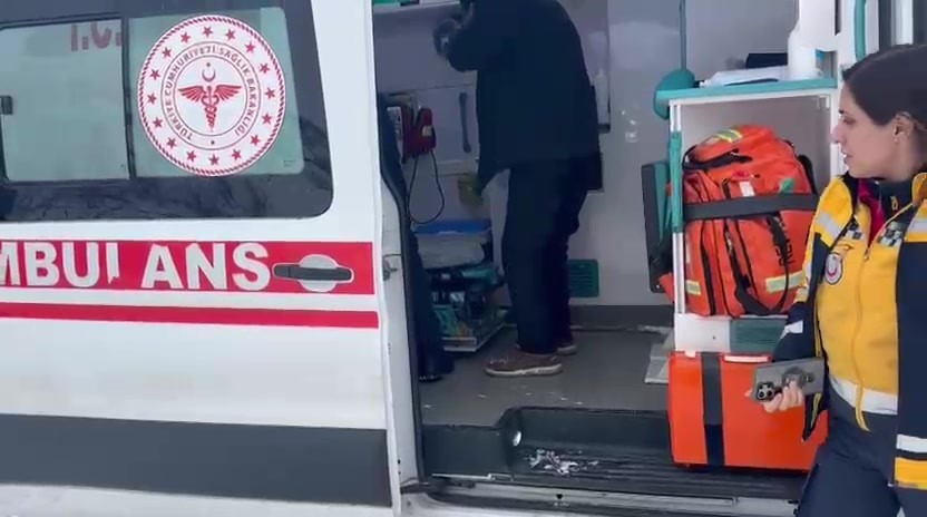 Gercüş’te hasta vatandaş, ambulans ve mahsur kalan araçlar kurtarıldı
