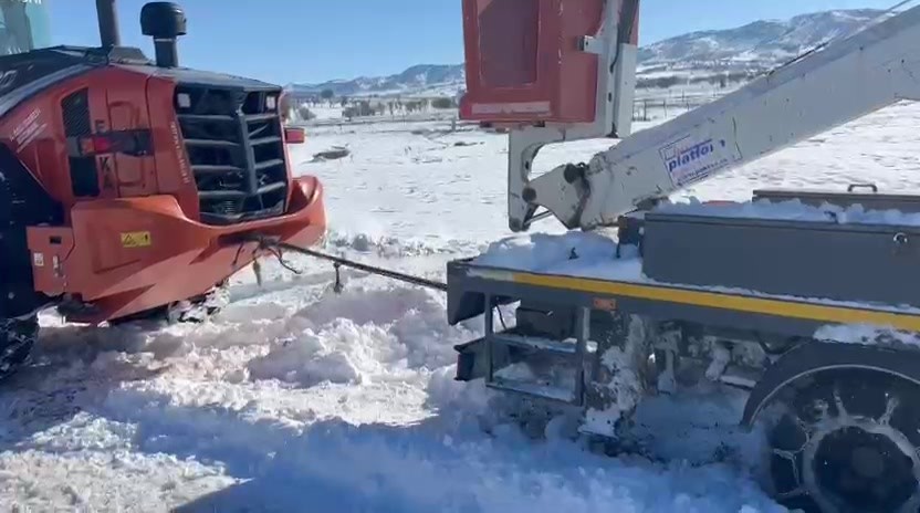 Gercüş’te hasta vatandaş, ambulans ve mahsur kalan araçlar kurtarıldı
