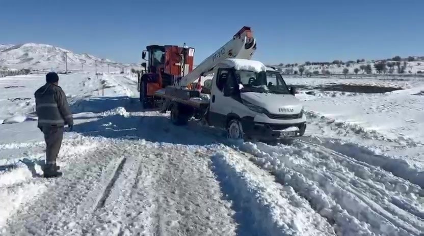Gercüş’te hasta vatandaş, ambulans ve mahsur kalan araçlar kurtarıldı
