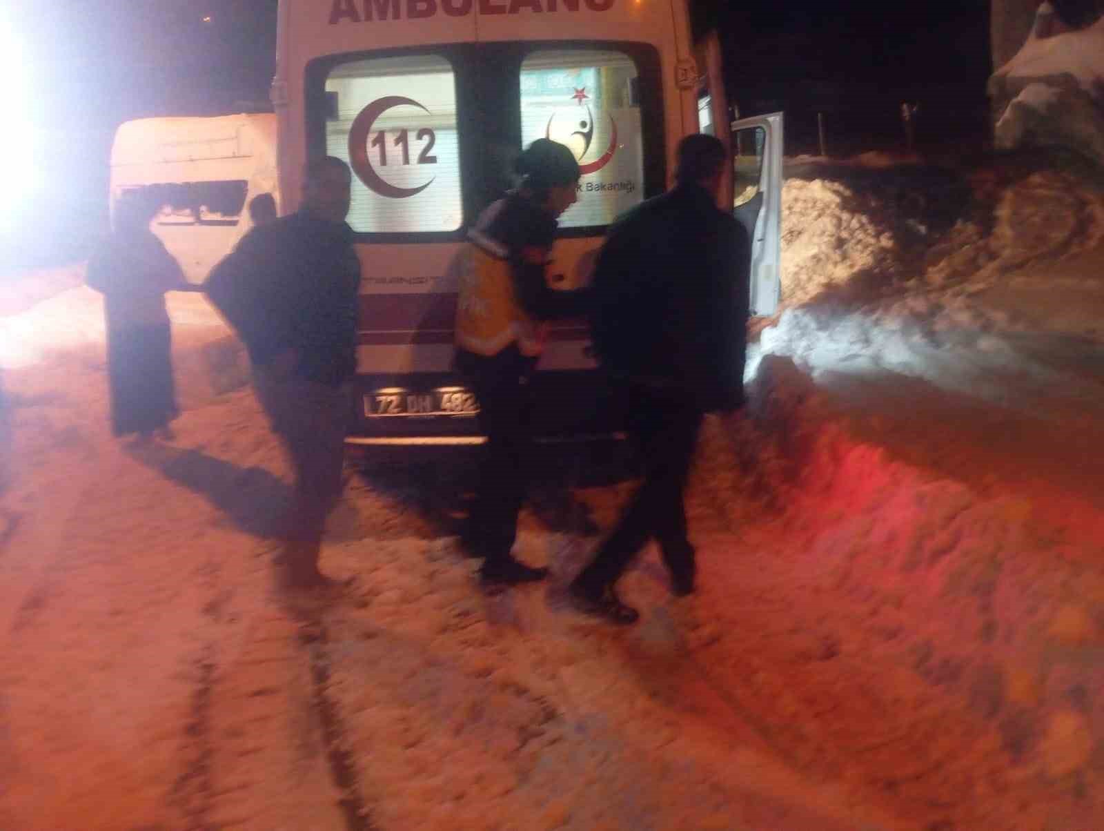 Gercüş’te hasta vatandaş, ambulans ve mahsur kalan araçlar kurtarıldı
