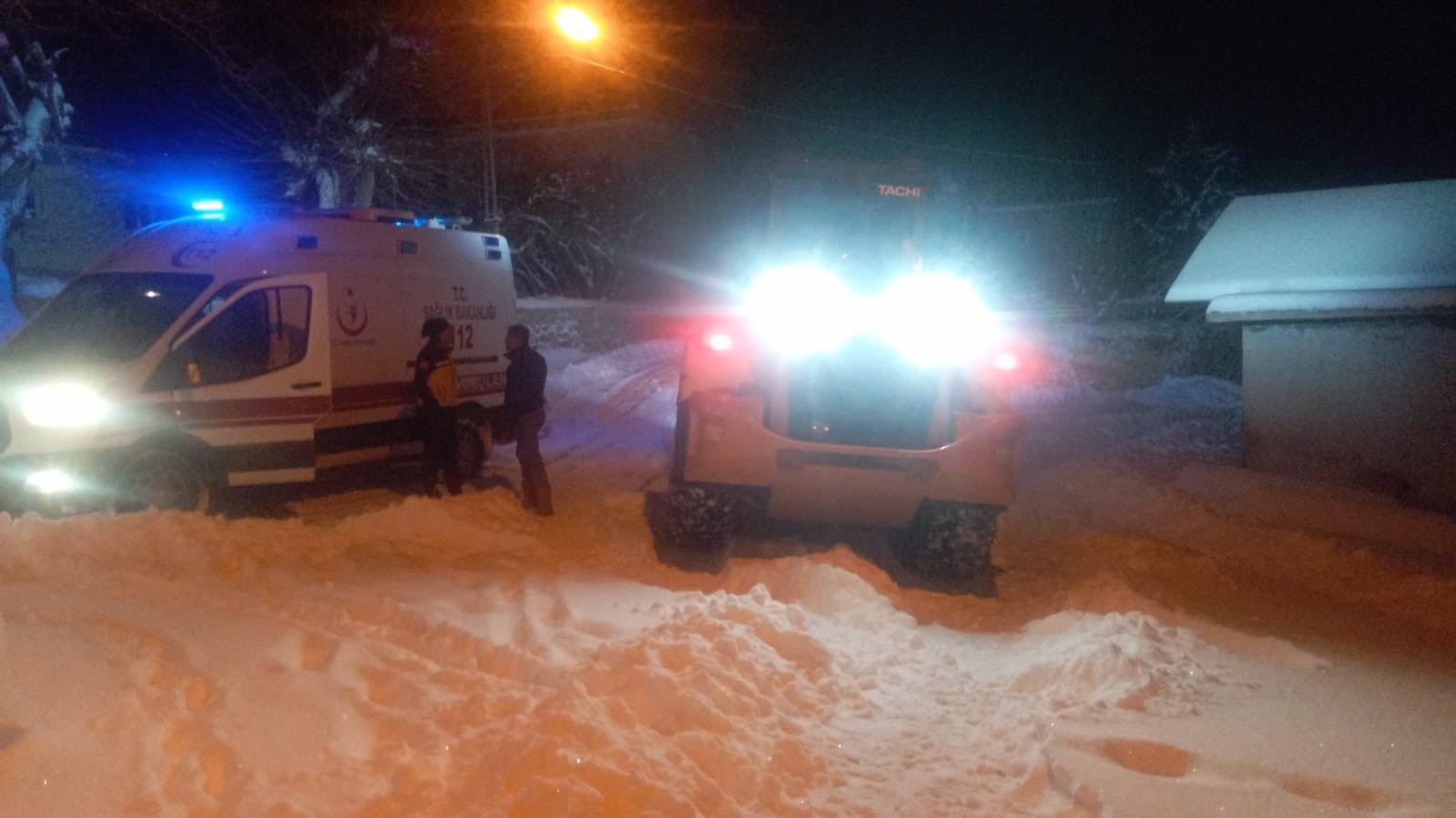 Gercüş’te hasta vatandaş, ambulans ve mahsur kalan araçlar kurtarıldı
