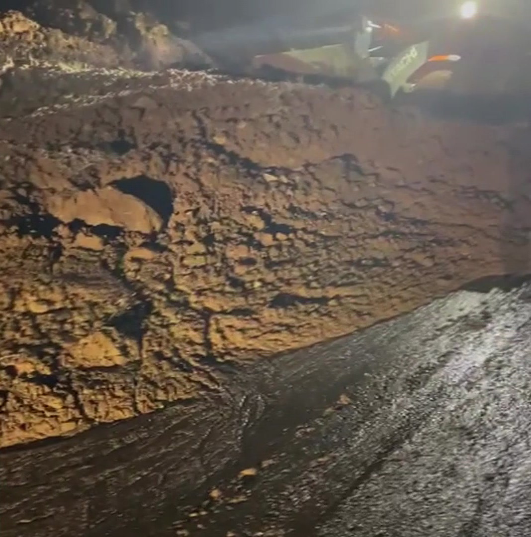 Gercüş’te heyelan: Kapanan köy yolları ekiplerin yoğun mesaisiyle açıldı
