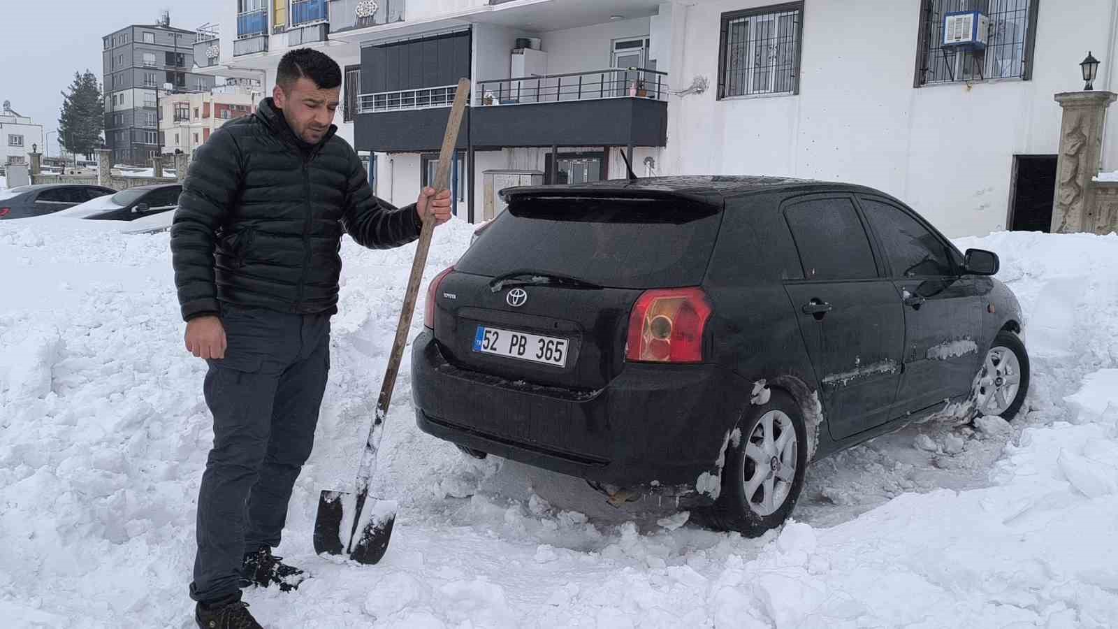 Gercüş’te kar, arabaların boyunu geçti

