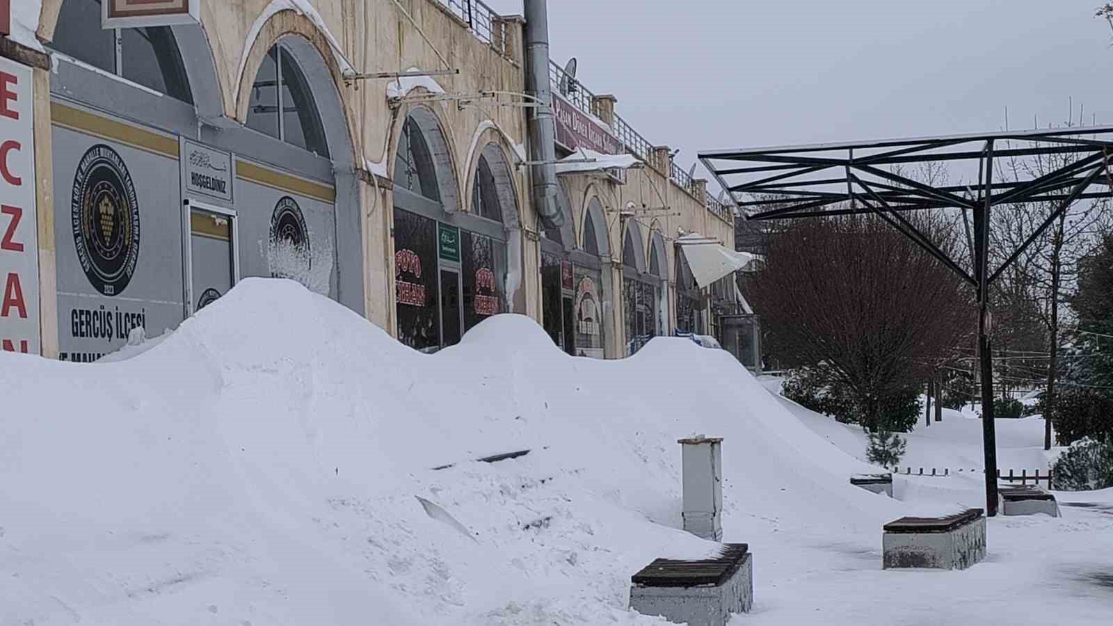 Gercüş’te kar, arabaların boyunu geçti
