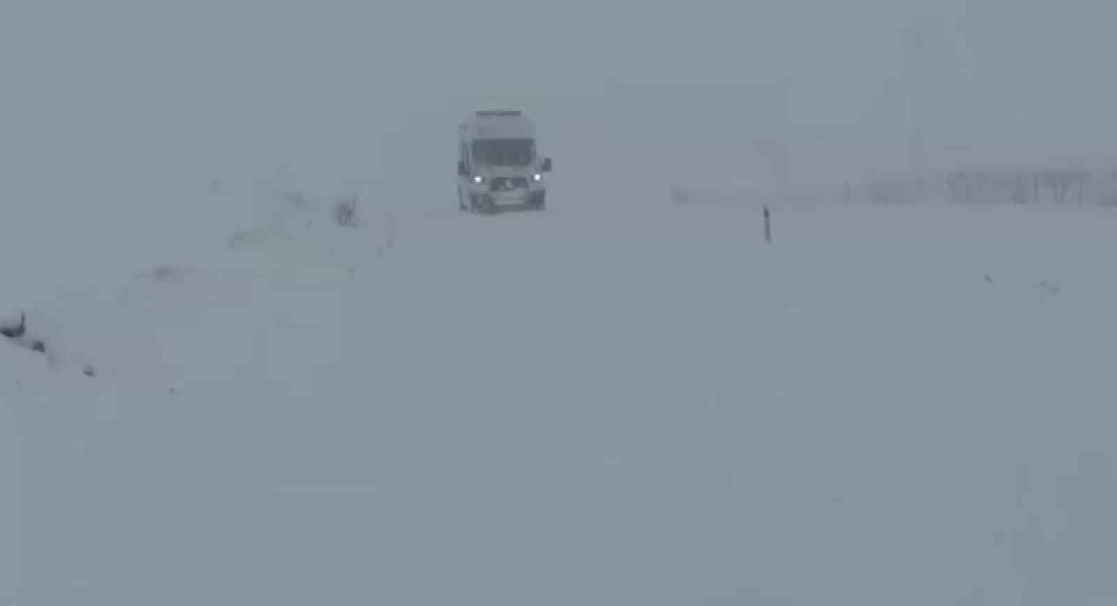Gercüş’te karda mahsur kalan ambulansa İl Özel İdare ekibi yetişti
