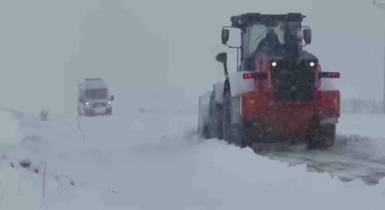 Gercüş’te karda mahsur kalan ambulansa İl Özel İdare ekibi yetişti
