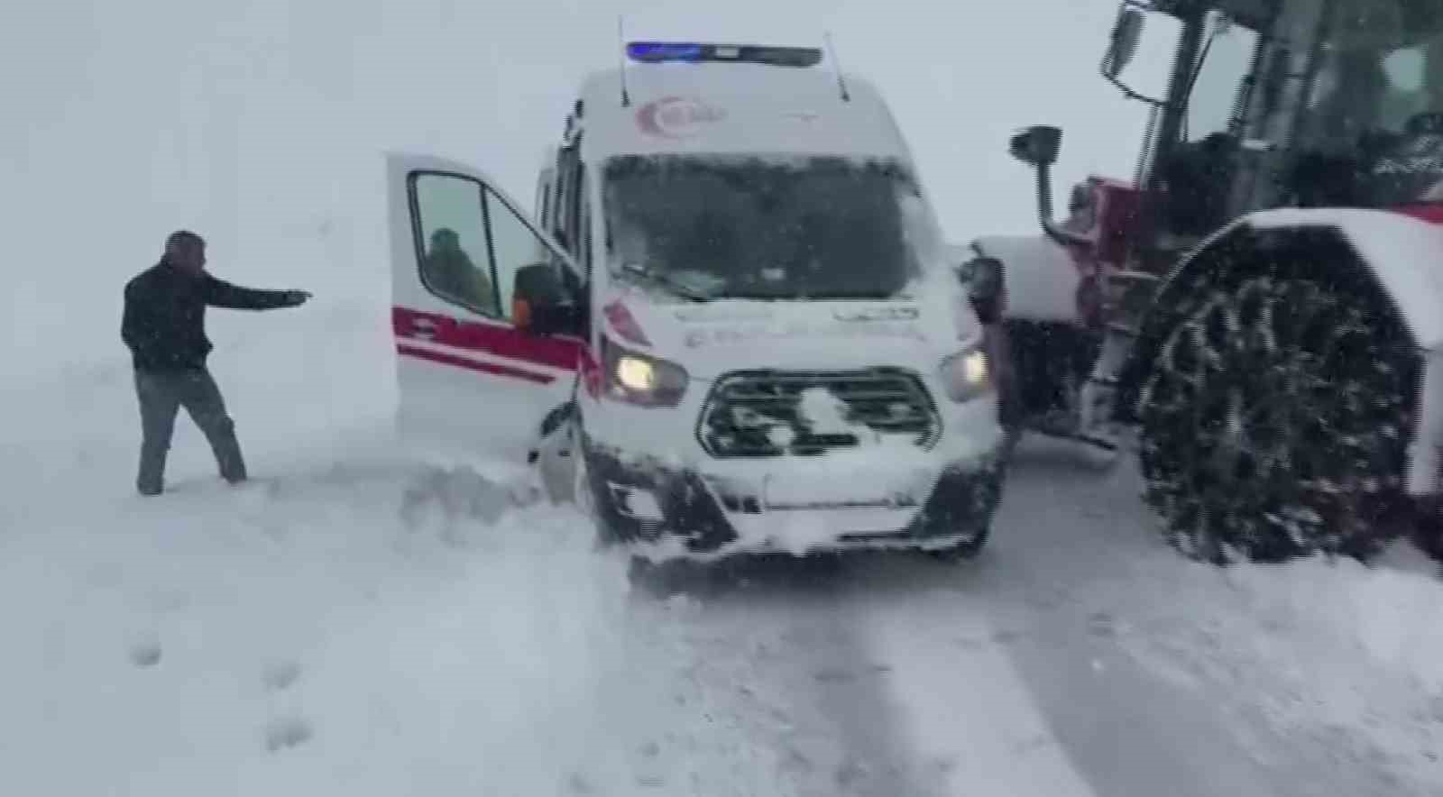 Gercüş’te karda mahsur kalan ambulansa İl Özel İdare ekibi yetişti
