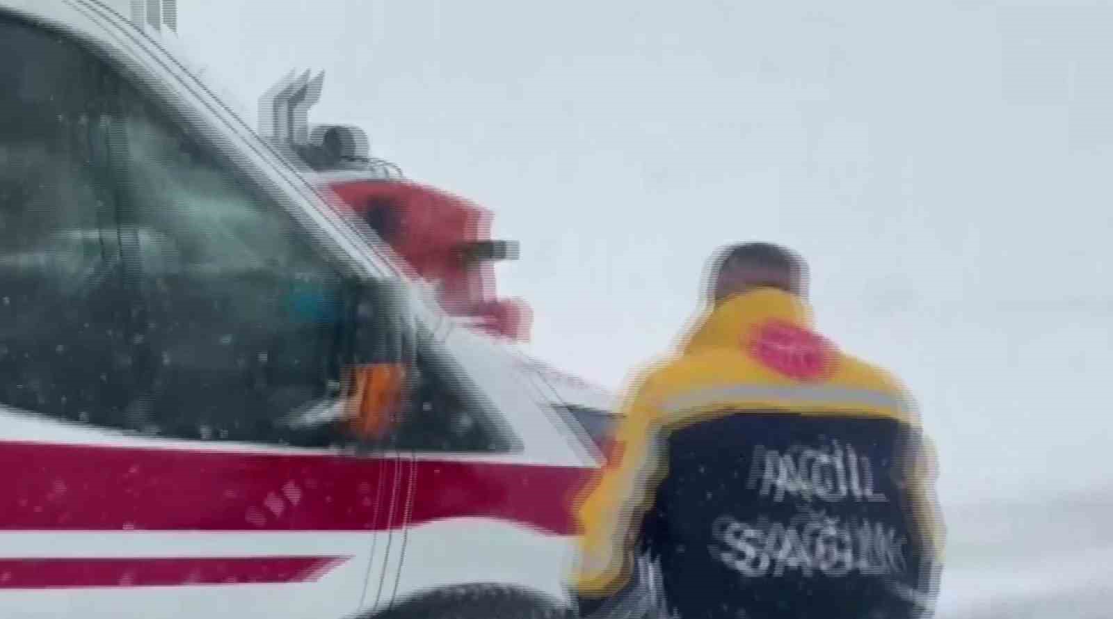 Gercüş’te karda mahsur kalan ambulansa İl Özel İdare ekibi yetişti
